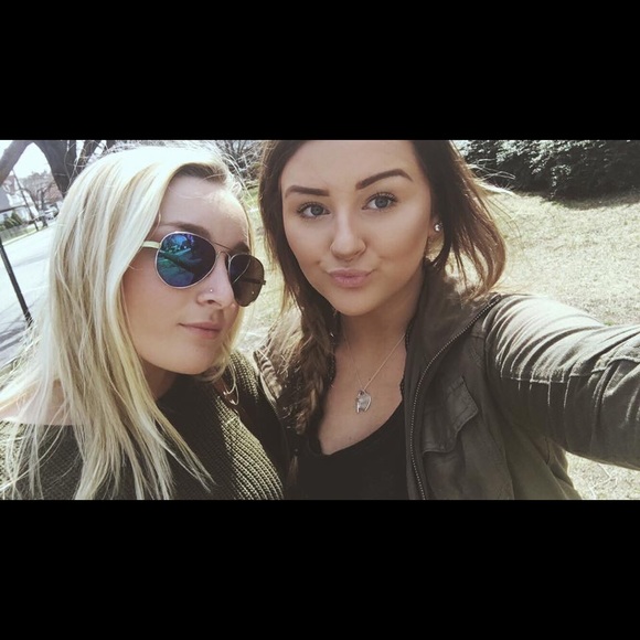 Profile Picture of Demi Colsher (@demiicolsh) on Poshmark