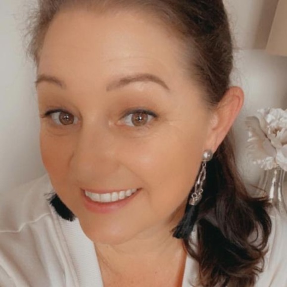 Profile Picture of Mindy Carlysle (@melcarlysle) on Poshmark