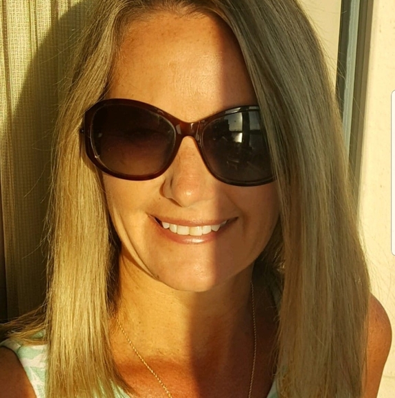 Profile Picture of Kimberly Feltham (@kfeltham) on Poshmark