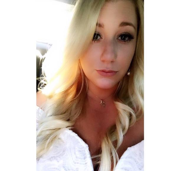 Profile Picture of Leana Peterpaul (@leanapeterpaul) on Poshmark