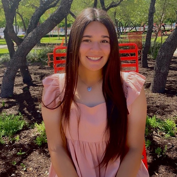 Profile Picture of Cassie Blevins (@cassie_blevins8) on Poshmark