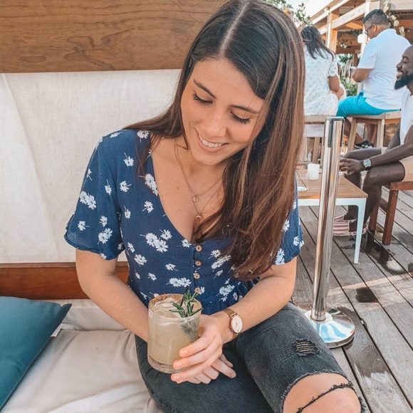 Profile Picture of Lara Anderson (@laraanderson208) on Poshmark