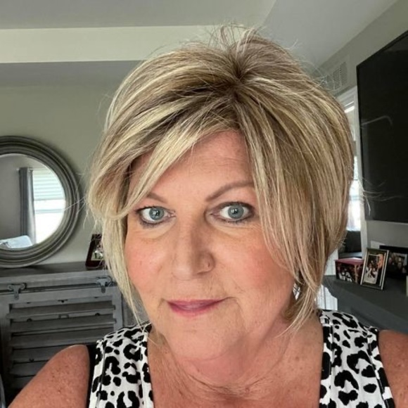 Profile Picture of Renee Buczkowski (@reneebuczkowski) on Poshmark