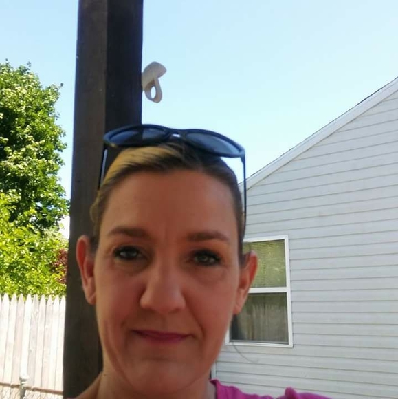 Profile Picture of Rachel Harris (@racheerach73) on Poshmark