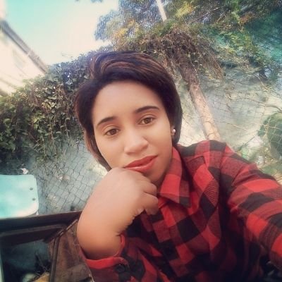 Profile Picture of Lori-Anne Honey-Rose (@lowlalamby) on Twitter