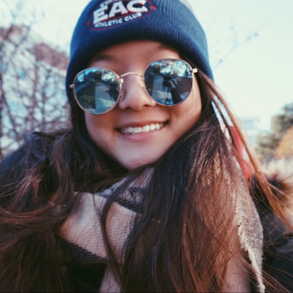 Profile Picture of Yaya Weiner (@ymweiner) on Poshmark