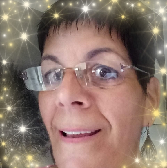 Profile Picture of Cindy Gennetti (@cindygennetti) on Poshmark