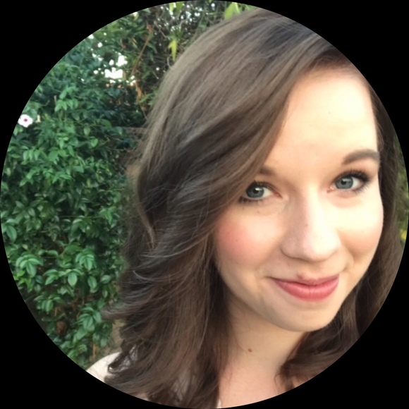 Profile Picture of Amanda Ragains (@4thtimesstyle) on Poshmark