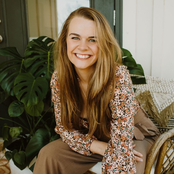 Profile Picture of Ardis Adams (@ardysfashion) on Poshmark