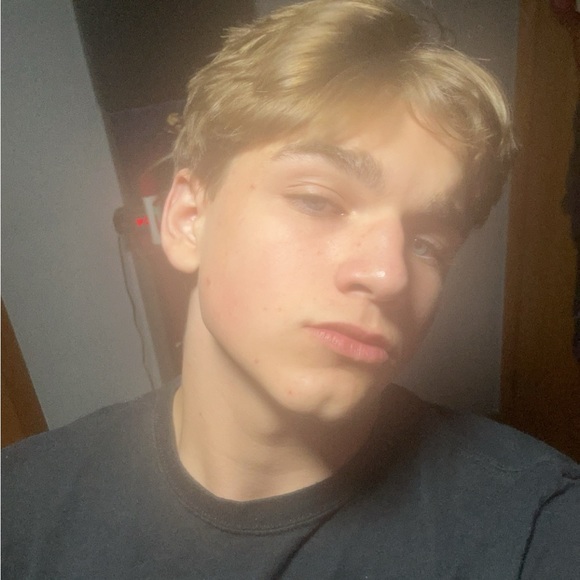 Aaron Vantuyl - Poshmark Profile Picture of Aaron Vantuyl (@aaron_v889) on Poshmark