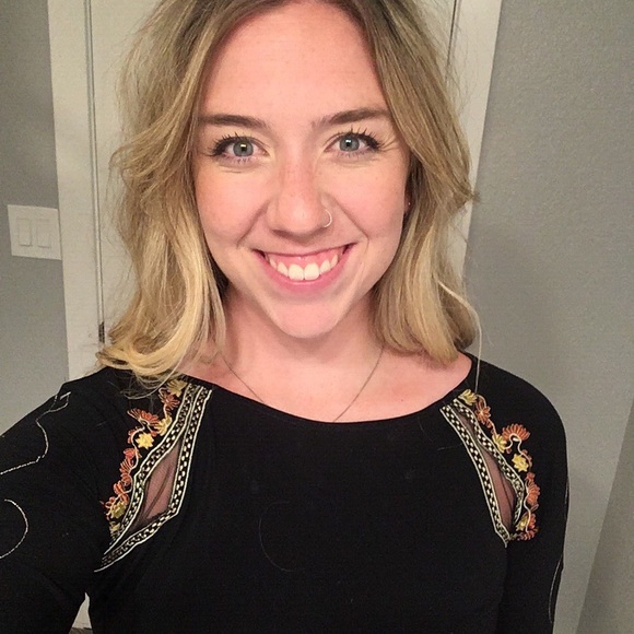 Profile Picture of Danielle Lauzon (@daniellelauzon) on Poshmark