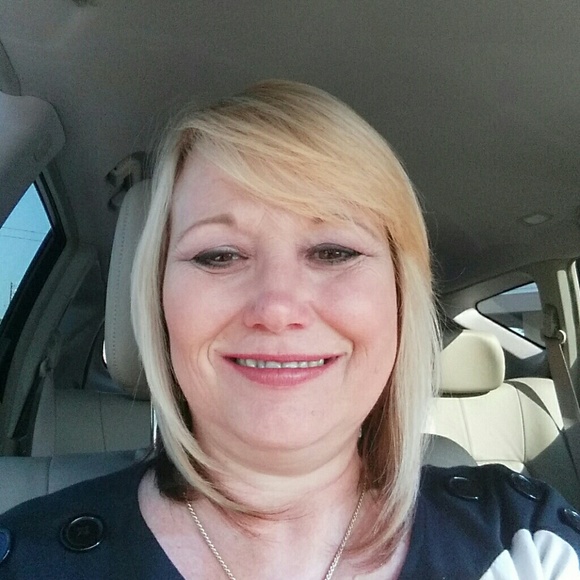 Profile Picture of Debbie Ciraco (@dciraco) on Poshmark