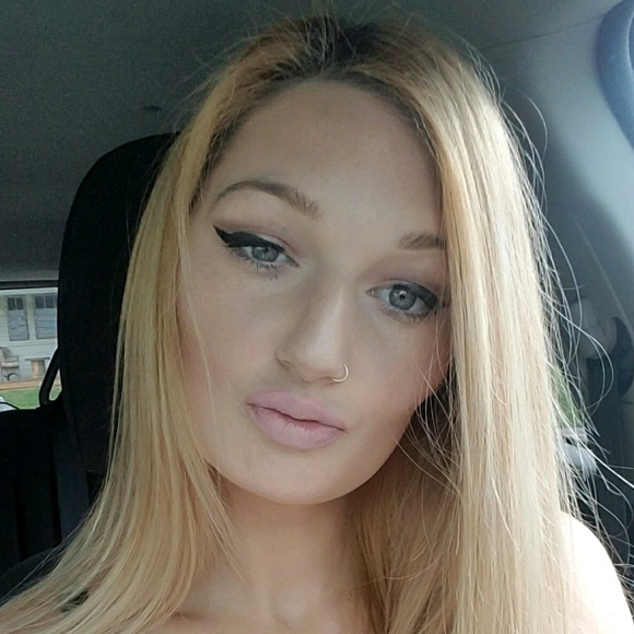 Profile Picture of Candace Leschinsky (@smooch1027) on Poshmark