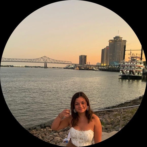 Profile Picture of Astrid Ortiz (@ortiiz98) on Poshmark