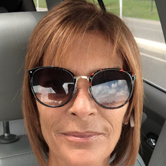 Profile Picture of Lisa Miles (@lisagmiles) on Poshmark