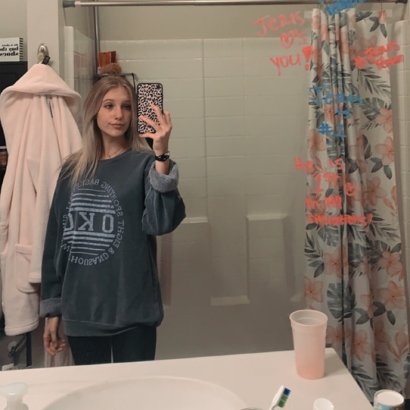 Profile Picture of Taylor Selby (@taylorselby04) on Poshmark