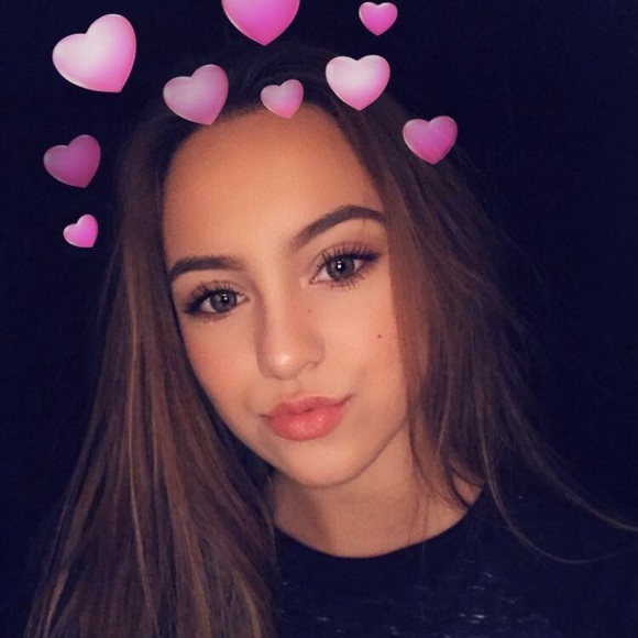 Profile Picture of Laney Rozich (@delaneyrozich) on Poshmark