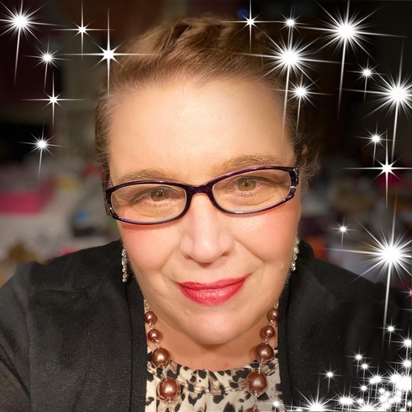 Profile Picture of Lori Wieckowski (@tellmom40) on Poshmark