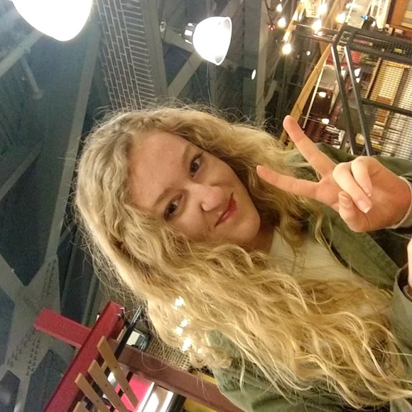 Profile Picture of Athena Perry (@athenaperry) on Poshmark