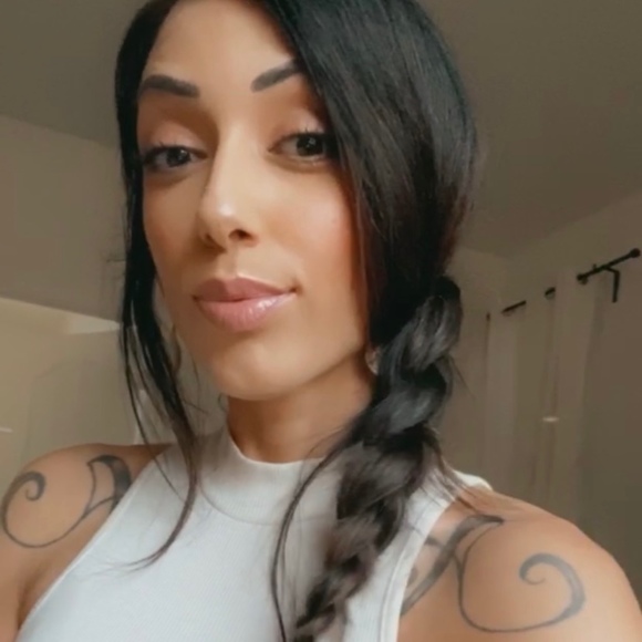 Profile Picture of Simona Sosa (@simonasosa) on Poshmark