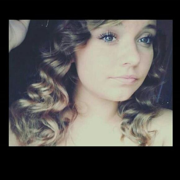 Profile Picture of Haley Ray (@haley__marie_) on Poshmark