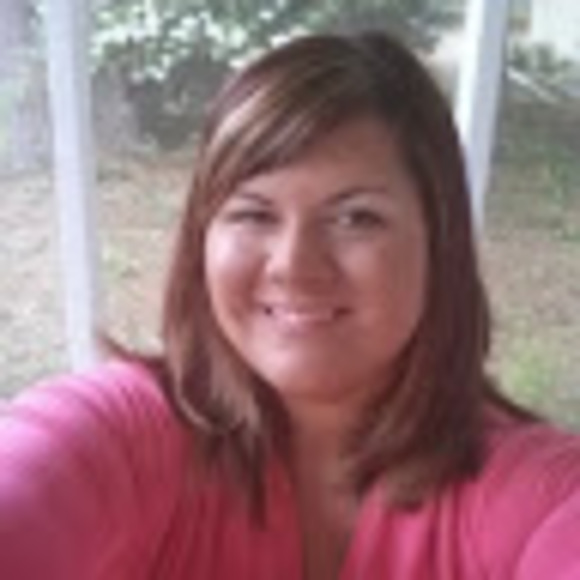 Profile Picture of Laura Harrold (@lcphillipsnc) on Poshmark