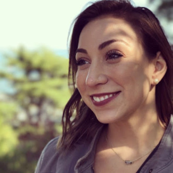 Profile Picture of Alison Kratowicz (@alisonkratowicz) on Poshmark