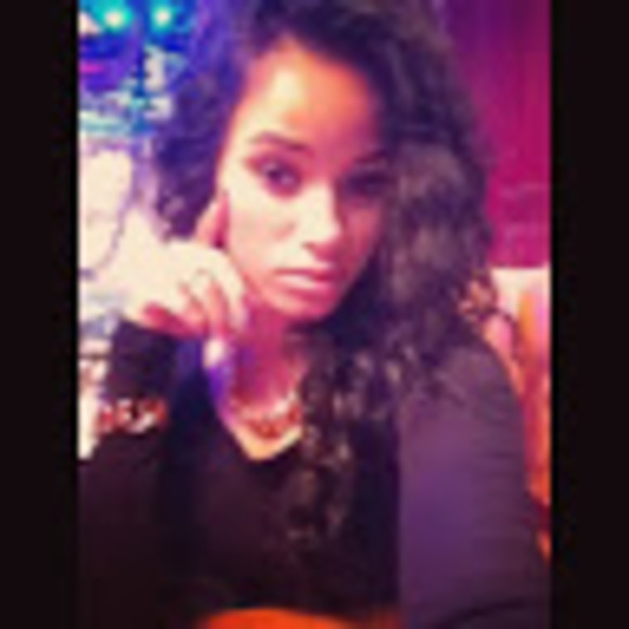 Profile Picture of Kalamela Moulier (@kalamelamoulier) on Poshmark