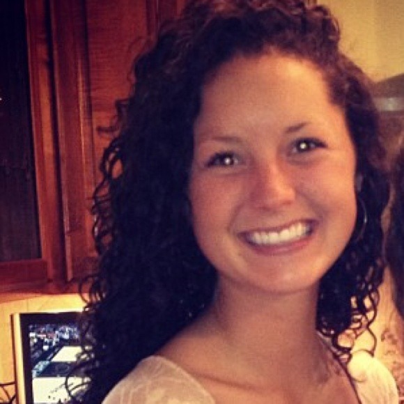 Profile Picture of Dyer Tori (@vcdyer) on Poshmark