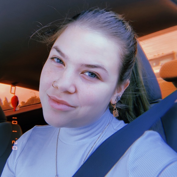 Profile Picture of Chandlier Mohamed (@chandlierm) on Poshmark