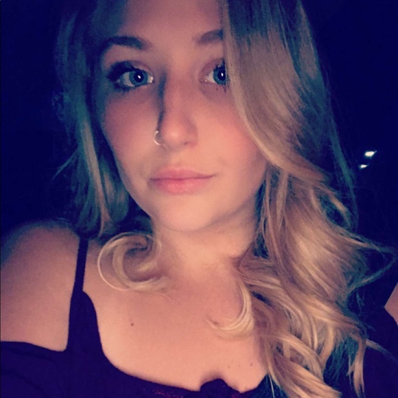 Profile Picture of Allison Yoder (@allisdrobe) on Poshmark