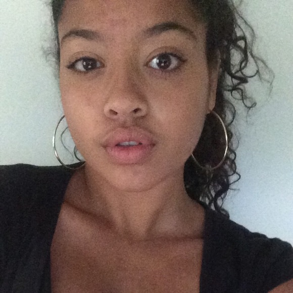 Profile Picture of Gianna Aliberti (@giannaleighx15) on Poshmark