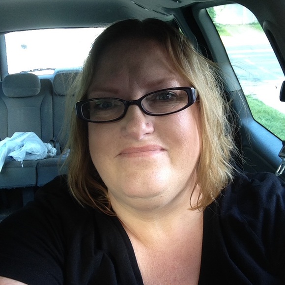 Profile Picture of Thyra Burke (@burke1989) on Poshmark