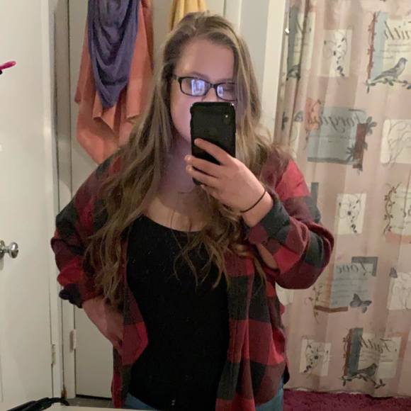Profile Picture of Hayley Singleton (@hayley1013) on Poshmark