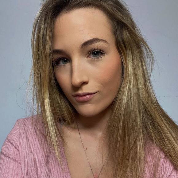 Profile Picture of Chloe Devecseri (@chloedevecseri) on Poshmark