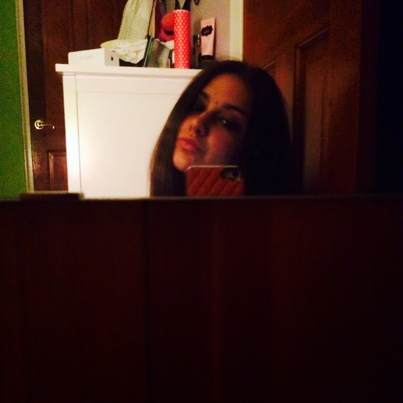 Profile Picture of Alexia Poulos (@alexia_labeauty) on Poshmark