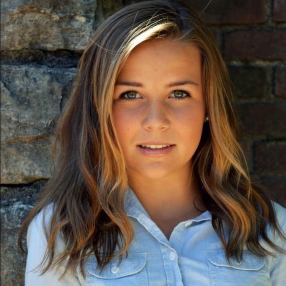 Profile Picture of Julia Debeir (@jdebeir) on Poshmark