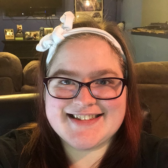 Profile Picture of Amanda Neiderer (@aeneider91) on Poshmark