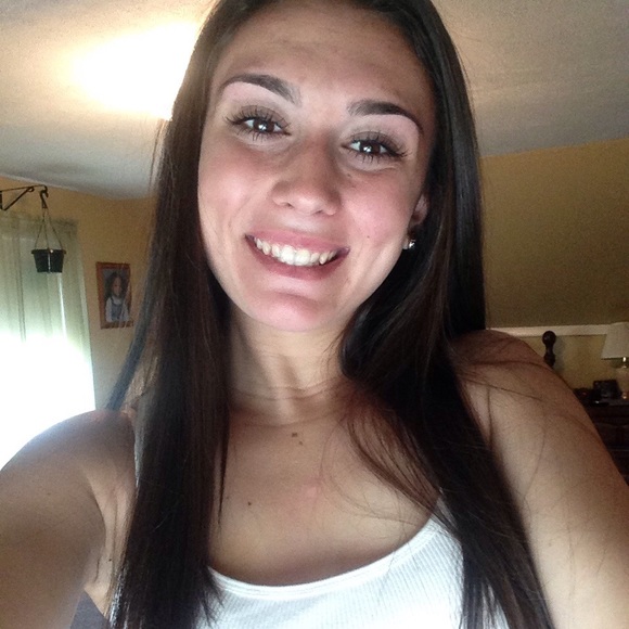 Profile Picture of Hannah Maynard (@hannah_maynard) on Poshmark