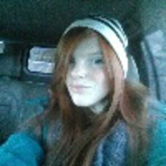 Profile Picture of Carrie Makris (@carriemakris) on Poshmark