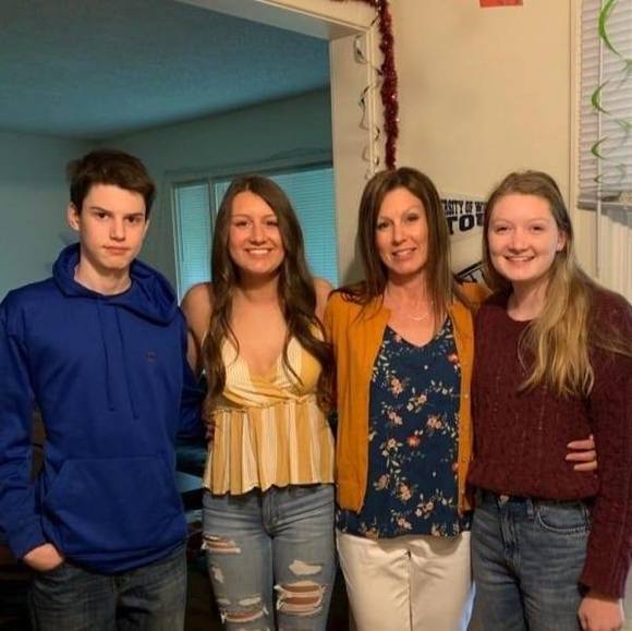 Profile Picture of Jen Hohlfelder (@jhohlfelder) on Poshmark