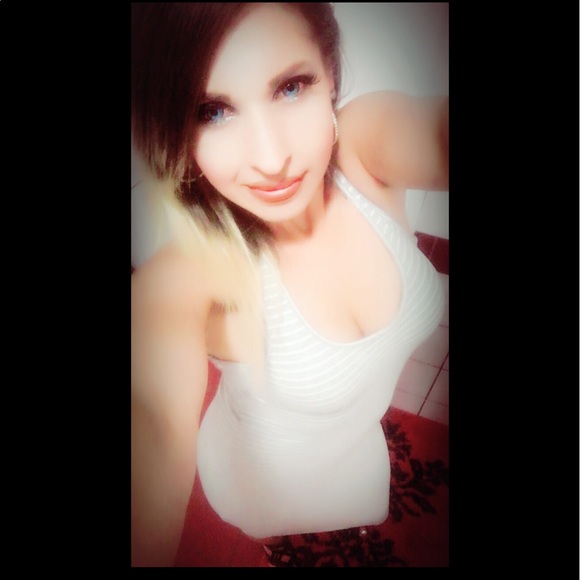 Profile Picture of Elizabeth Muniz (@liz8055) on Poshmark