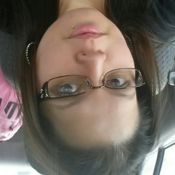 Profile Picture of Rosa Gonzalez (@rosiie33) on Poshmark