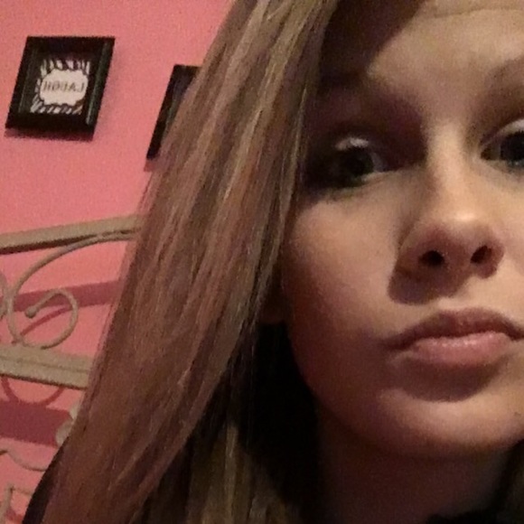 Profile Picture of Hannah Shreve (@hmshreve) on Poshmark