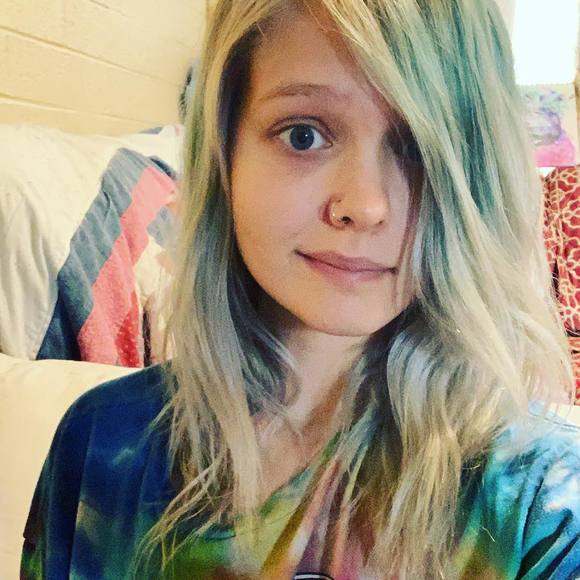 Profile Picture of Miranda Edwards (@pandapetal) on Poshmark