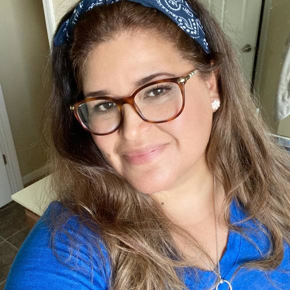 Profile Picture of Myrna Espinoza rossi (@myrnalizete) on Poshmark