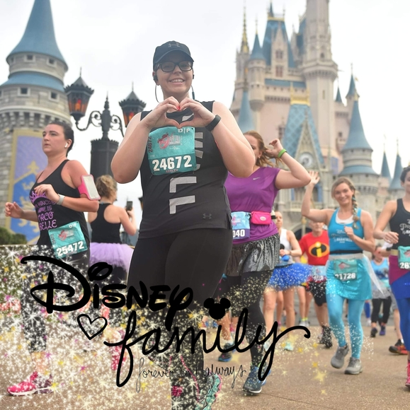 Profile Picture of Ashley Busiel (@ashleybusiel) on Poshmark