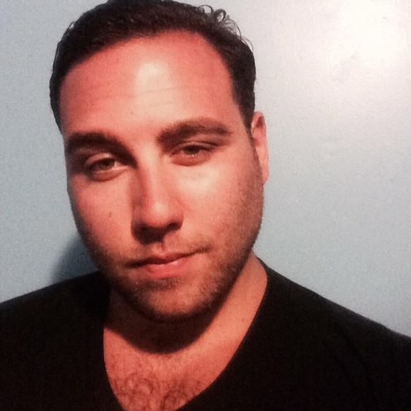 Profile Picture of Gregory Devaney (@gdevaney) on Poshmark
