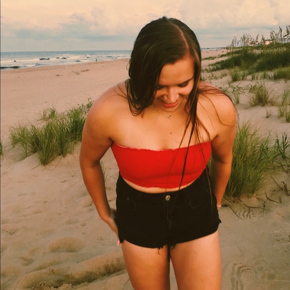 Profile Picture of Hanna Wilson (@mw1999) on Poshmark