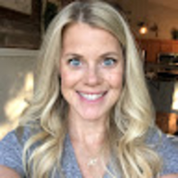 Profile Picture of Eva Hoppe (@evahoppe38) on Poshmark